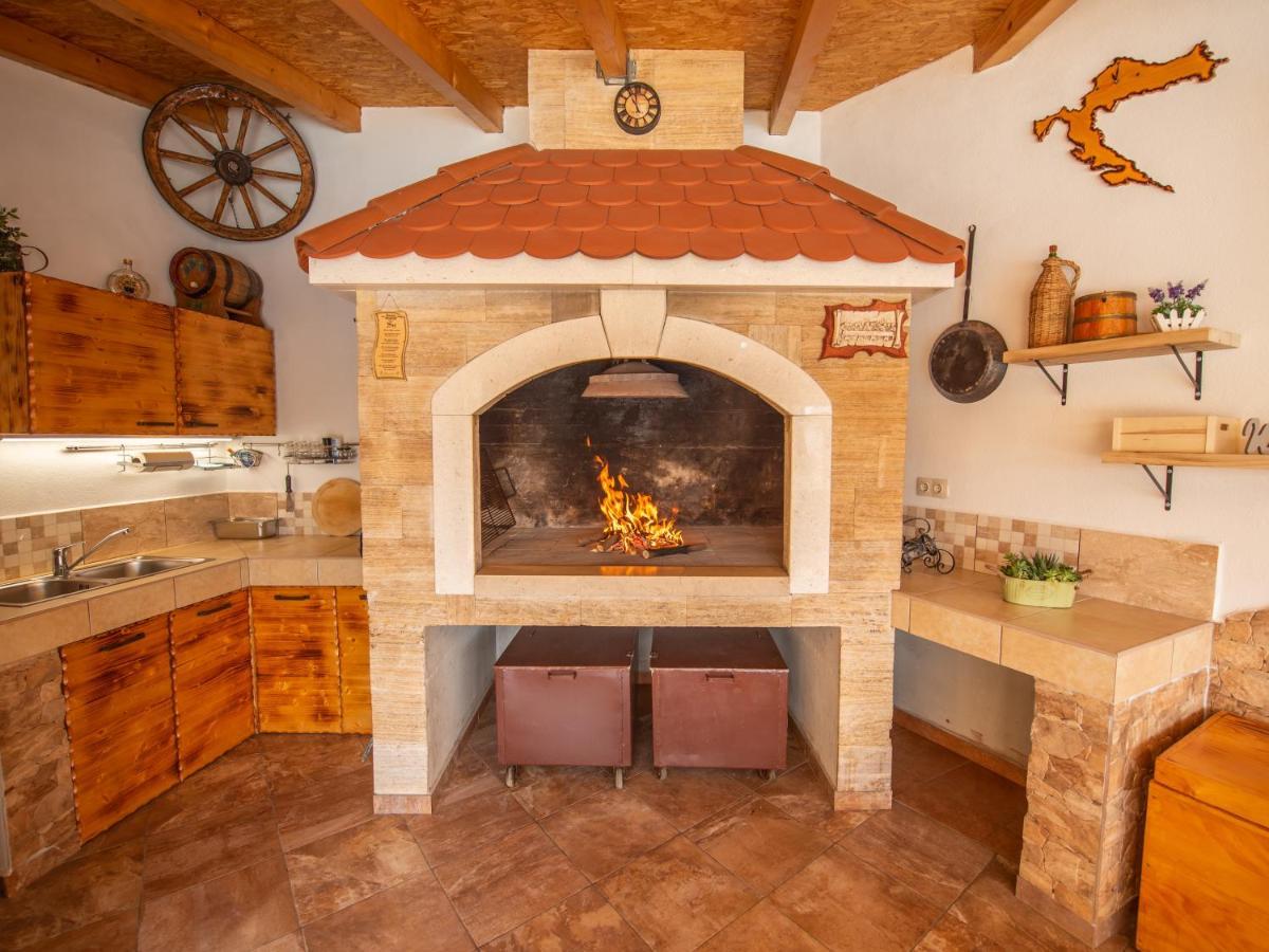 Beautiful Holiday Home "Villa Luka" Kastel Stafilic Ngoại thất bức ảnh